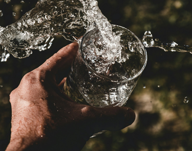 Quanta Acqua Bere al Giorno: Idratazione Quotidiana e Salute