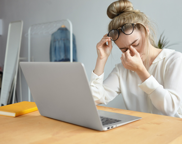 Occhi rossi e affaticamento da PC: come rimediare?