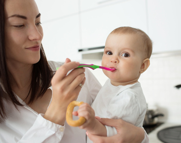 La prima pappa del neonato: diamo inizio allo svezzamento